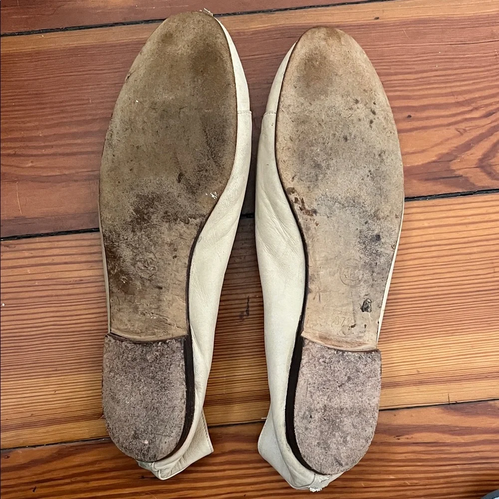 CHANEL Beige Leather Flats with Gold Logo - Picture 2 of 5